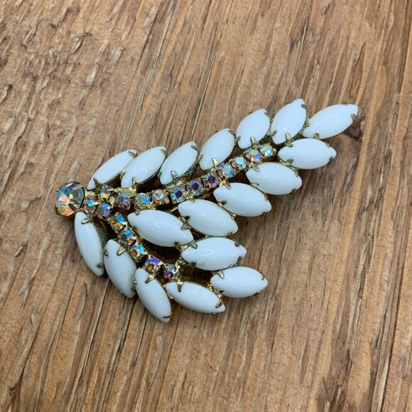 Milk Glass Vintage Marquise Shaped Stones Aurora Borealis Gold Tone Leaf Brooch - Picture 7 of 7